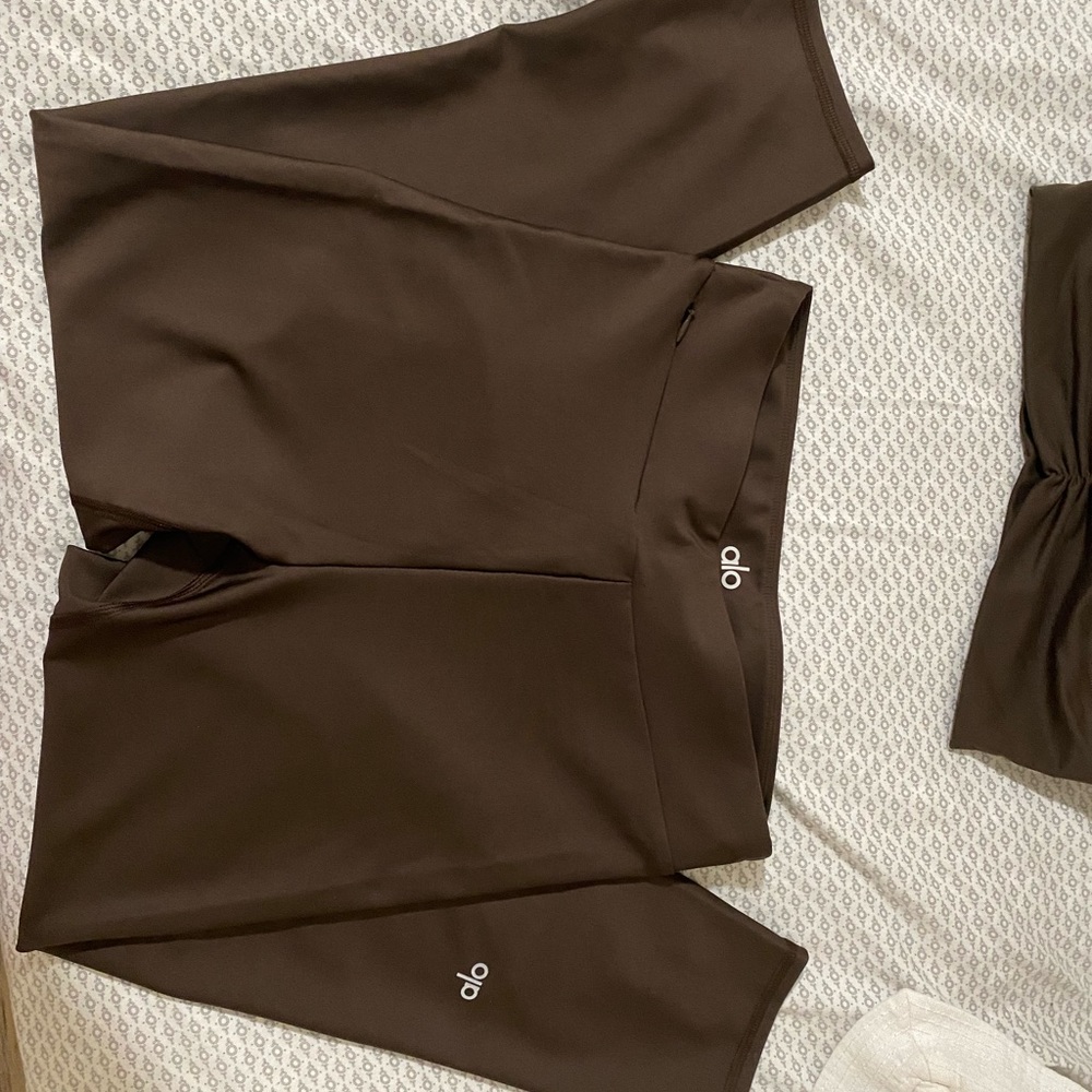 Alo Set wild thing bra, and airlift capri leggings - Picture 3 of 4
